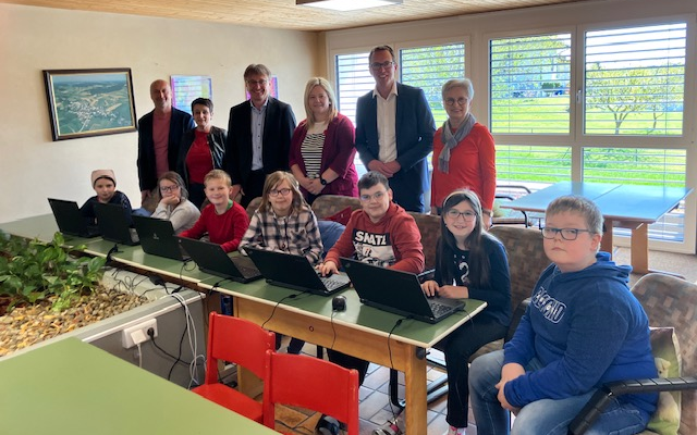 Burgenland Energie spendet der Volksschule Gerersdorf Laptops
