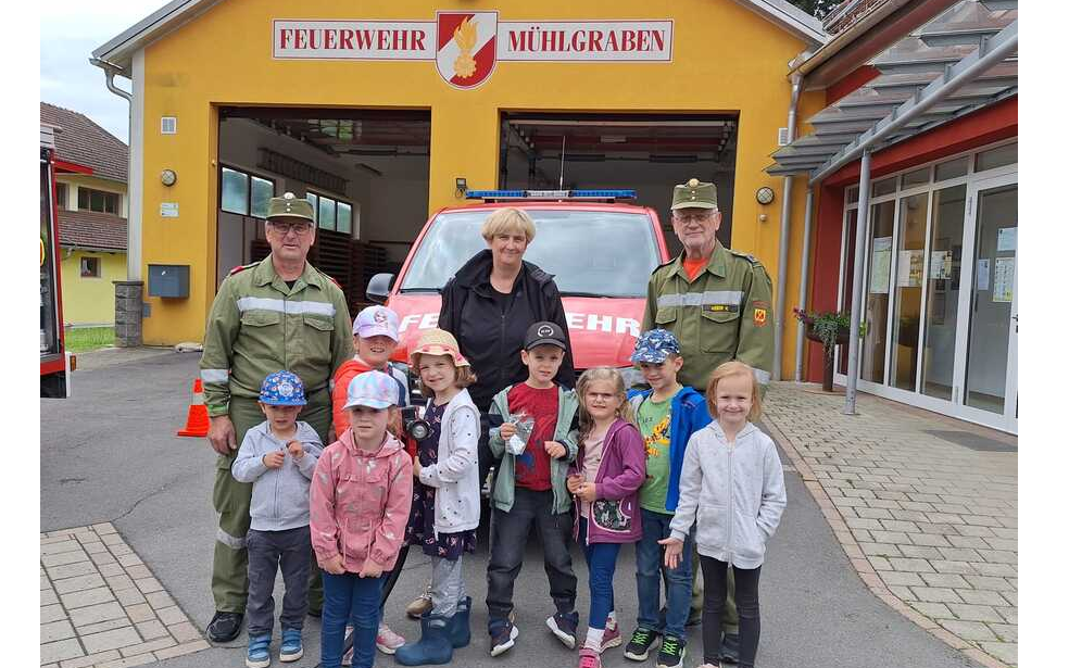 Kindergarten zu Besuch bei der Feuerwehr