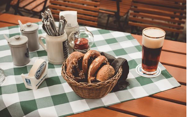 Faschingssonntag: Bier und Weißwurst am Kirchplatz oder Pfarrsaal
