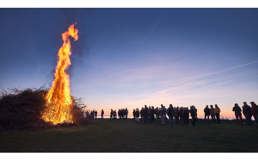 Osterfeuer in Weinberg