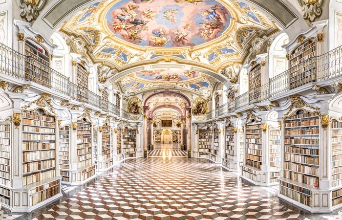 „Bibliothek bei Nacht“ – eine exklusive Spezialführung durch die weltgrößte Klosterbibliothek